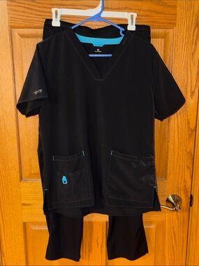 Woman’s Force Carhartt black scrub SET sz medium nurses medical hospital uniform
